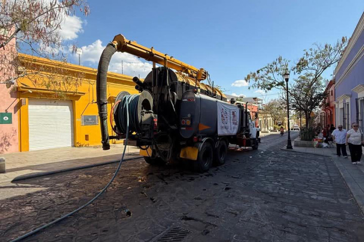Se atiende reporte de malos olores en la calle García Vigil
