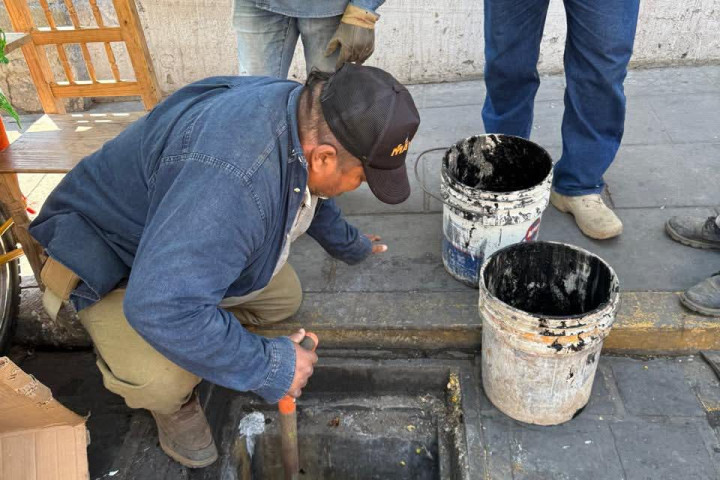 Se atiende reporte de malos olores en la calle García Vigil