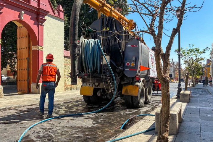 Se atiende reporte de malos olores en la calle García Vigil