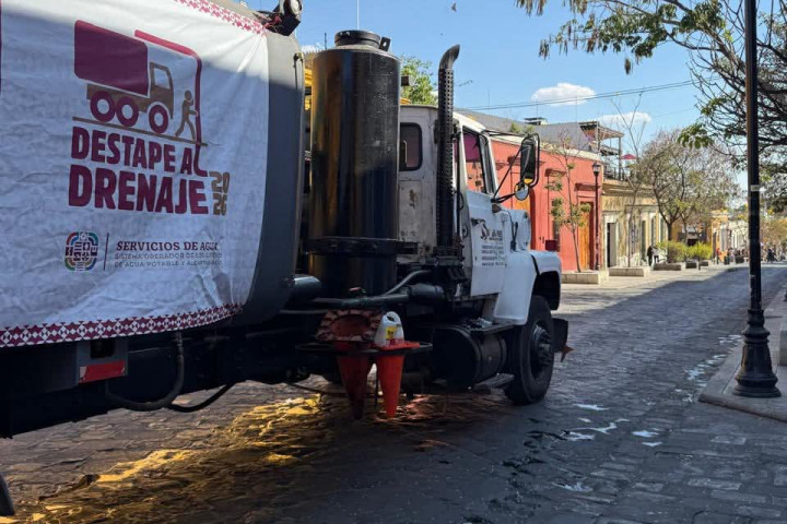Se atiende reporte de malos olores en la calle García Vigil