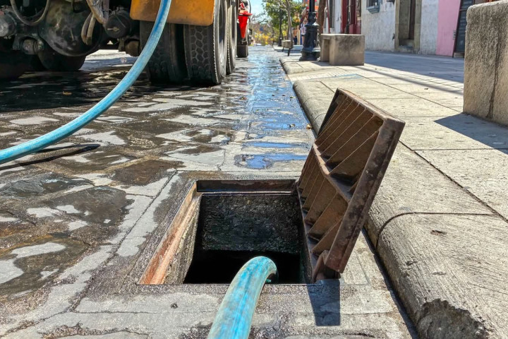 Se atiende reporte de malos olores en la calle García Vigil
