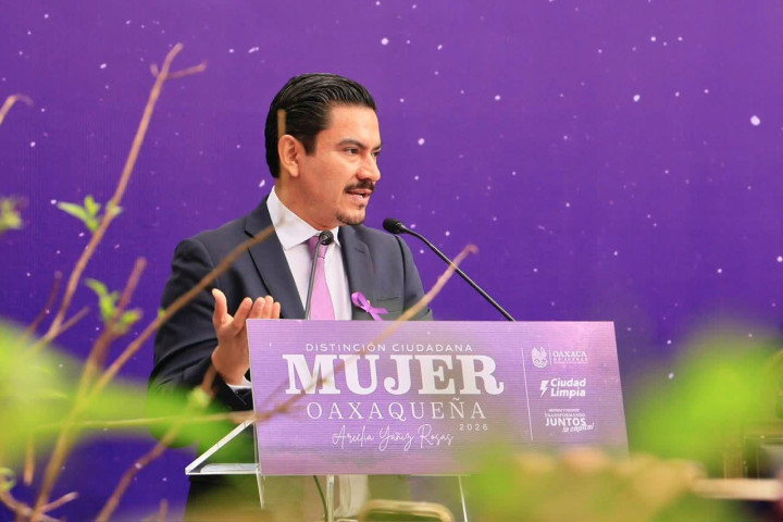 Cabildo de Oaxaca de Juárez entrega la distinción ciudadana “Mujer Oaxaqueña 2026, Arcelia Yañiz Rosas”