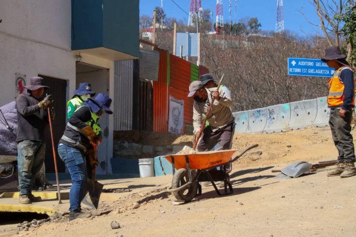 Con energía continúan acciones de bacheo en la capital