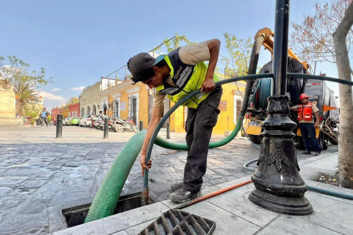 Siguen los trabajos de desazolve en la calle Manuel García Vigil