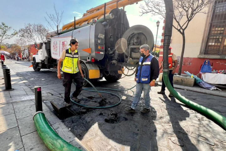 Siguen los trabajos de desazolve en la calle Manuel García Vigil