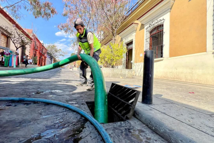 Siguen los trabajos de desazolve en la calle Manuel García Vigil
