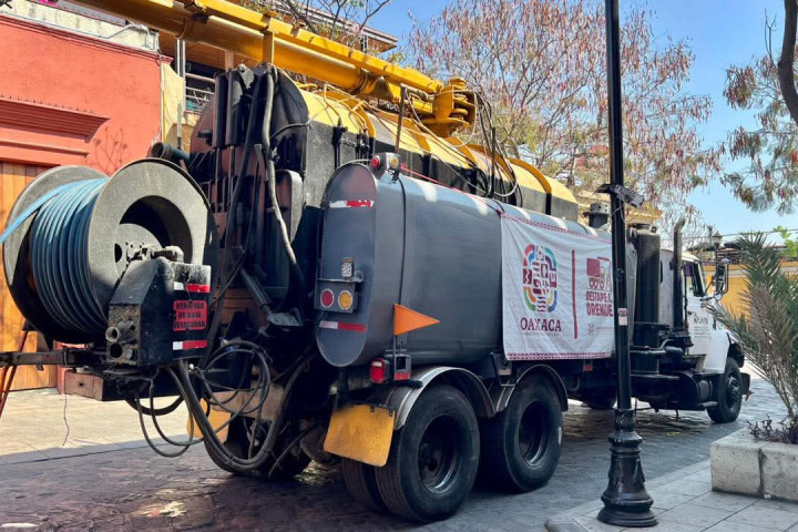 Siguen los trabajos de desazolve en la calle Manuel García Vigil
