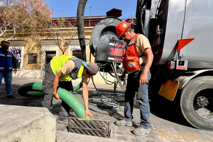 Siguen los trabajos de desazolve en la calle Manuel García Vigil