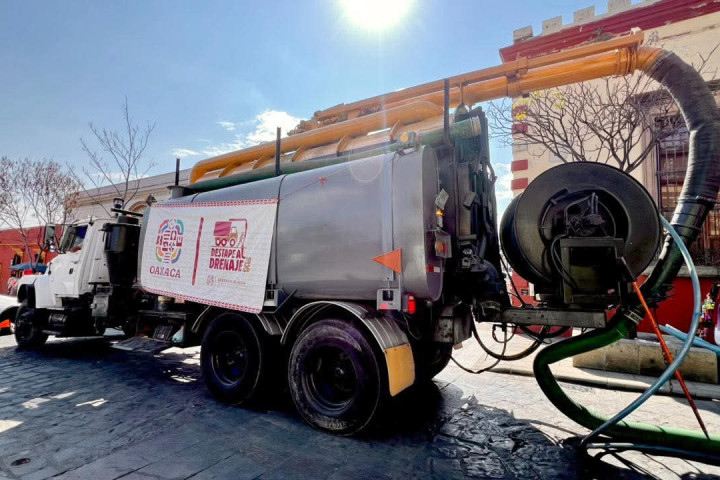 Siguen los trabajos de desazolve en la calle Manuel García Vigil