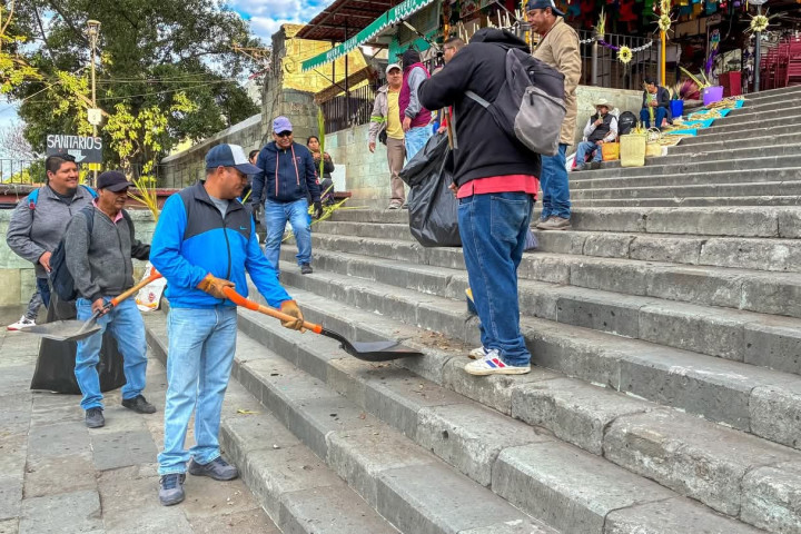 Hoy domingo se realizó con éxito el Tequio Vecinal en la Plaza de la Danza