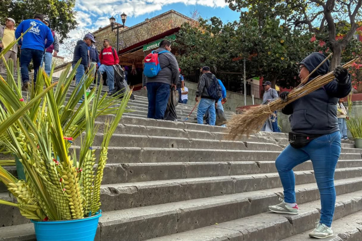 Hoy domingo se realizó con éxito el Tequio Vecinal en la Plaza de la Danza
