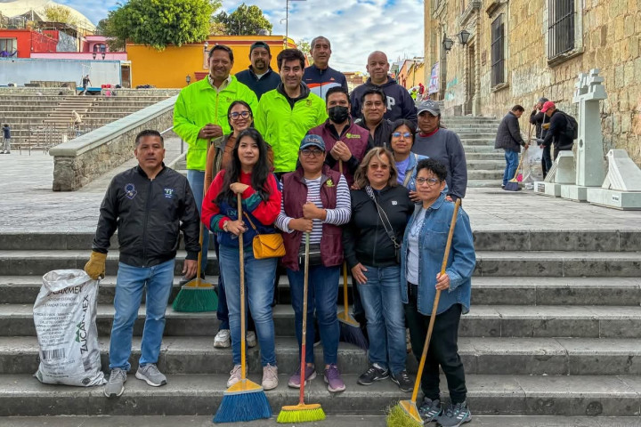 Hoy domingo se realizó con éxito el Tequio Vecinal en la Plaza de la Danza