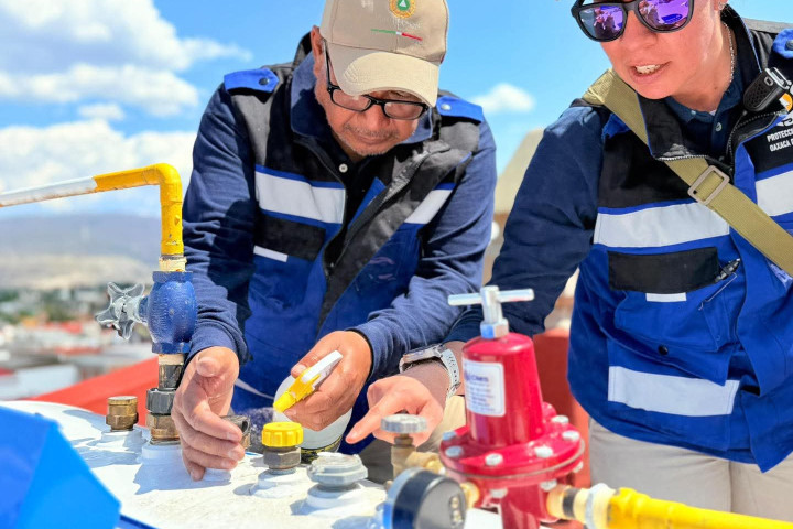 personal de Protección Civil de Oaxaca de Juárez supervisa que comercios y establecimientos cumplan con las medidas y requisitos de seguridad.