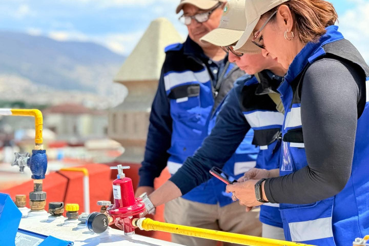 personal de Protección Civil de Oaxaca de Juárez supervisa que comercios y establecimientos cumplan con las medidas y requisitos de seguridad.