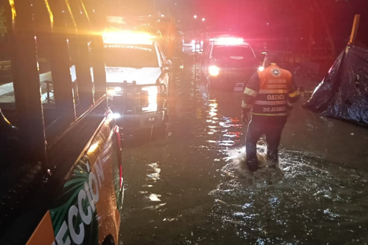 Protección Civil Municipal de Oaxaca de Juárez brinda apoyo oportuno por intensa lluvia