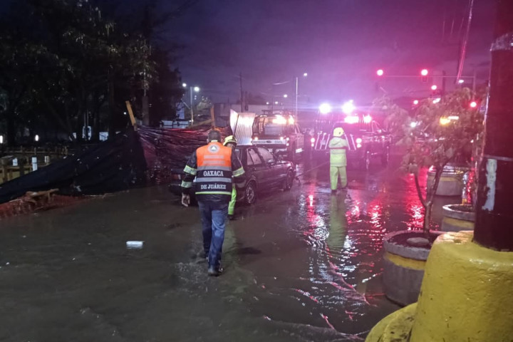 Protección Civil Municipal de Oaxaca de Juárez brinda apoyo oportuno por intensa lluvia
