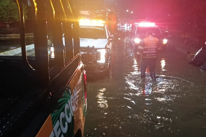 Protección Civil Municipal de Oaxaca de Juárez brinda apoyo oportuno por intensa lluvia