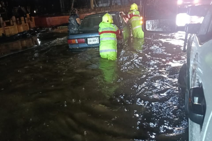 Protección Civil Municipal de Oaxaca de Juárez brinda apoyo oportuno por intensa lluvia