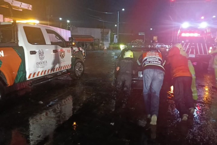 Protección Civil Municipal de Oaxaca de Juárez brinda apoyo oportuno por intensa lluvia