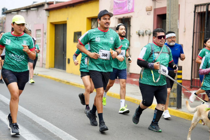 Ray Chagoya y miles de personas corrieron por Oaxaca de Juárez