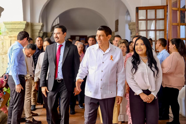 Ray Chagoya reconoce a ciudadanos y ciudadanas por su aporte a Oaxaca de Juárez en su 494 aniversario
