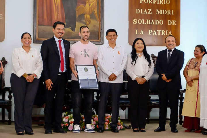 Ray Chagoya reconoce a ciudadanos y ciudadanas por su aporte a Oaxaca de Juárez en su 494 aniversario
