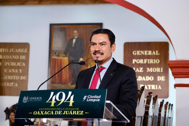 Ray Chagoya reconoce a ciudadanos y ciudadanas por su aporte a Oaxaca de Juárez en su 494 aniversario