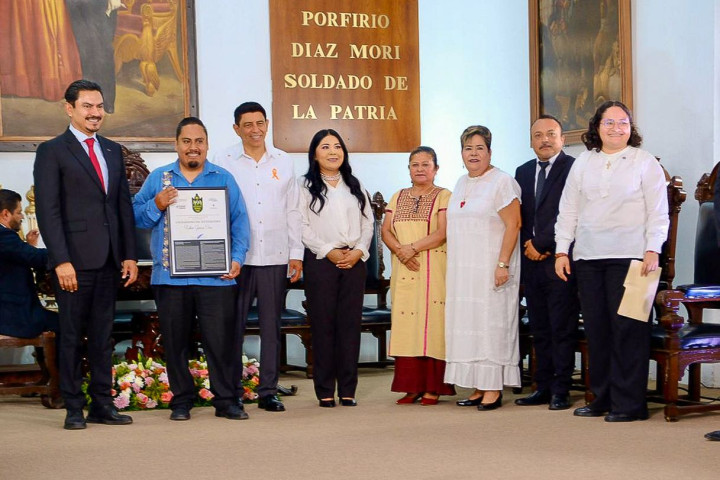 Ray Chagoya reconoce a ciudadanos y ciudadanas por su aporte a Oaxaca de Juárez en su 494 aniversario