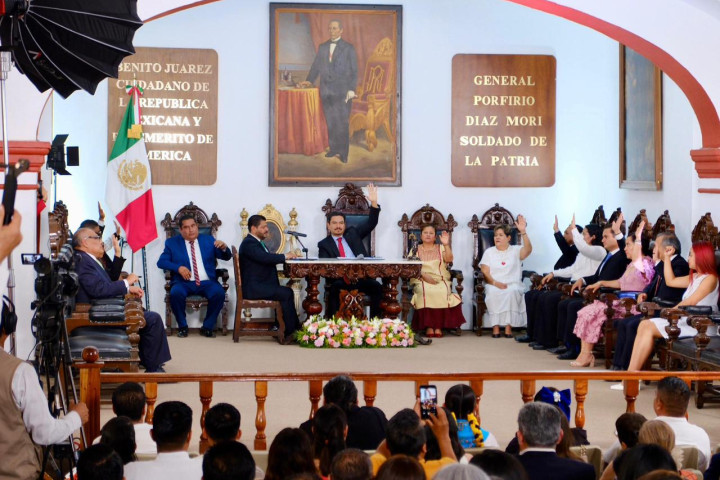 Ray Chagoya reconoce a ciudadanos y ciudadanas por su aporte a Oaxaca de Juárez en su 494 aniversario