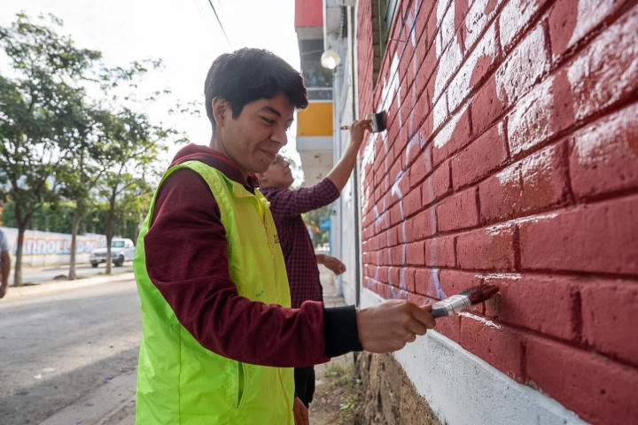 Vecinas y vecinos se suman al tequio en la colonia del Maestro