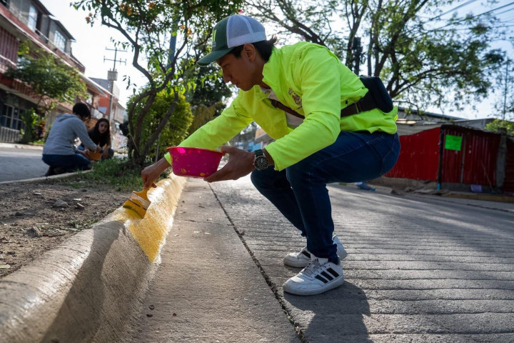 Vecinas y vecinos se suman al tequio en la colonia del Maestro