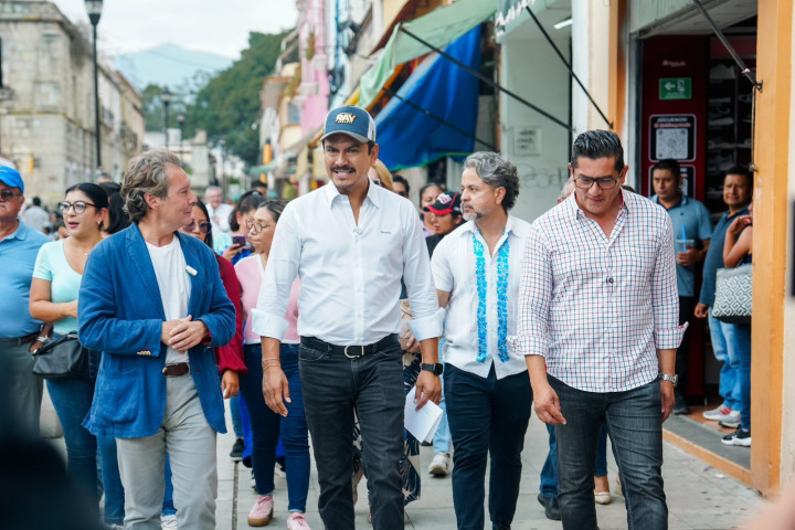Mantiene Ray Chagoya cercanía en territorio con vecinas y vecinos