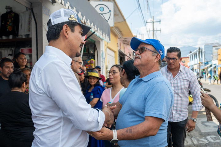 Mantiene Ray Chagoya cercanía en territorio con vecinas y vecinos