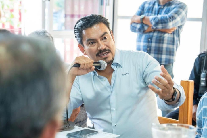 En territorio, Ray Chagoya atiende a vecinos y vecinas del barrio de Xochimilco