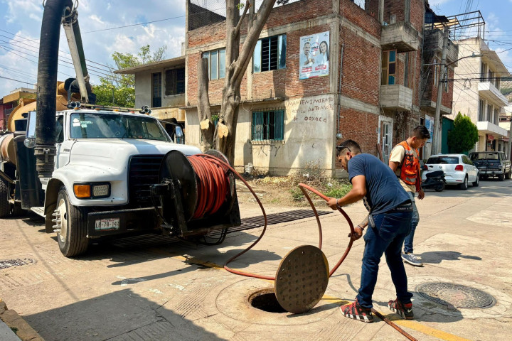 El municipio de Oaxaca de Juárez llevó a cabo trabajos de desazolve en la zona de Riberas del Atoyac