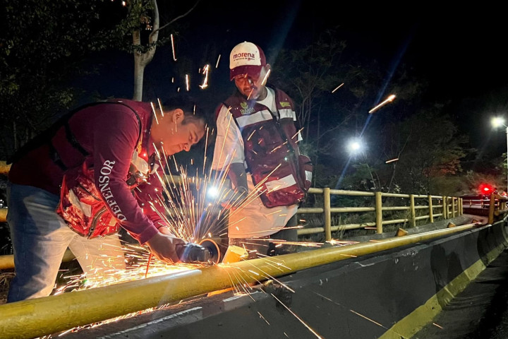 Reparación de un tramo de barandal de seguridad peatonal dañado en el Cerro del Fortín.