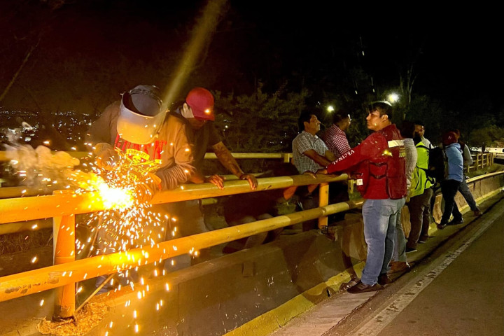 Reparación de un tramo de barandal de seguridad peatonal dañado en el Cerro del Fortín.