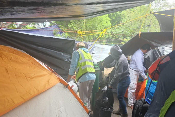 Labores permanentes de limpieza y atención en el Zócalo capitalino