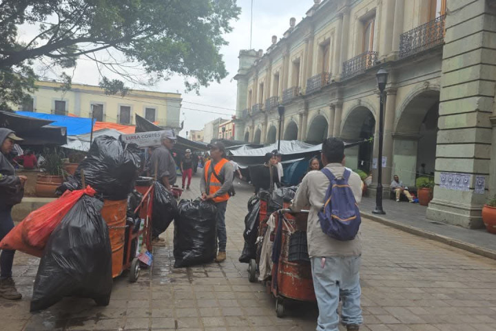 Labores permanentes de limpieza y atención en el Zócalo capitalino