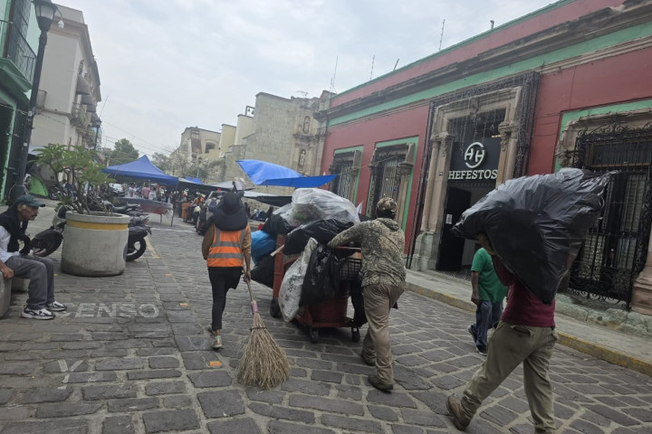 Labores permanentes de limpieza y atención en el Zócalo capitalino