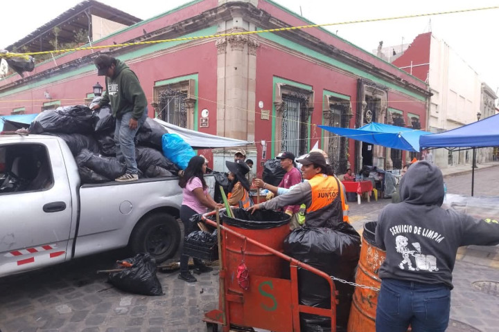 Labores permanentes de limpieza y atención en el Zócalo capitalino